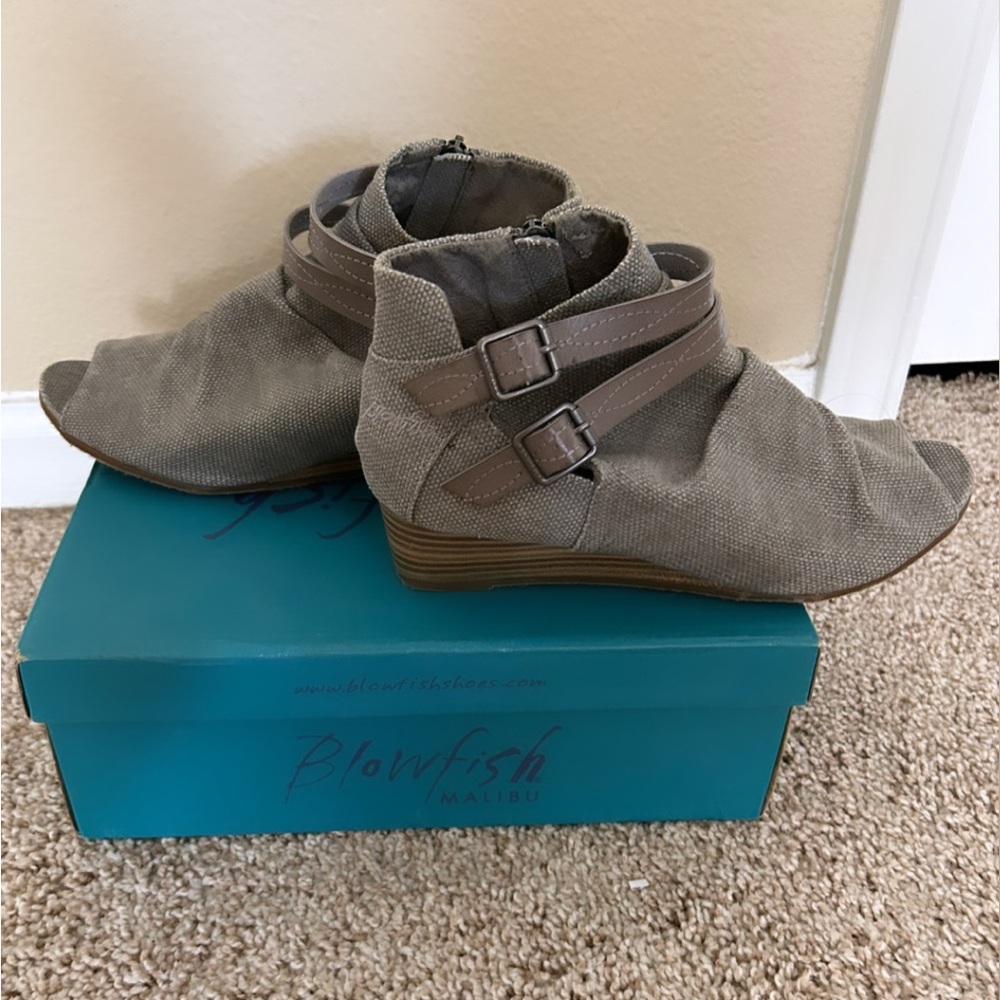 Grey wedges